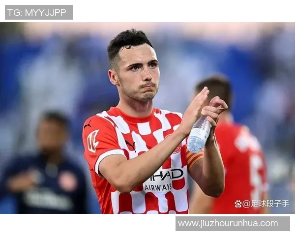 马丁内斯的传奇旅程：从足球新星到世界级教练的蜕变与成就